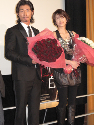 あわせて108本のバラに笑顔　photo：Yoko Saito