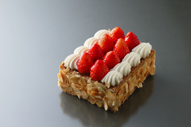 「ナポレオンパイ」（小物702円、ハーフ2,700円、フル5,400円）。写真がハーフサイズ