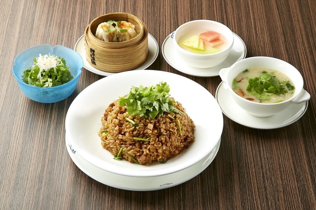 ハイアット リージェンシー 東京「パクチー三昧セット」。画像のメイン料理は、パクチー炒飯