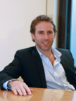 劇中の印象とは全く違う、気さくなスマイル