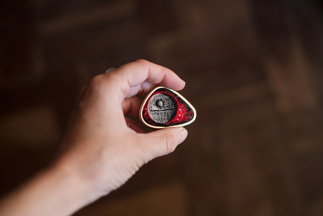 マスクやラケットに愛らしい刺繍。写真家でありデザイナー、VJの顔も持つアフリカ人女性アーティスト