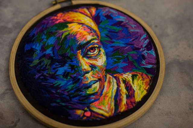 マスクやラケットに愛らしい刺繍。写真家でありデザイナー、VJの顔も持つアフリカ人女性アーティスト