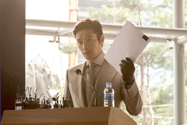 『インサイダーズ／内部者たち』　（C）2015 SHOWBOX AND INSIDE MEN, LLC. ALL RIGHTS RESERVED