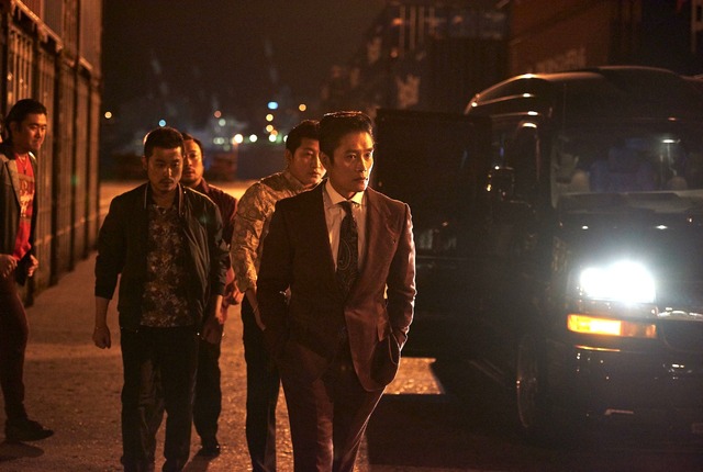 『インサイダーズ／内部者たち』　（C）2015 SHOWBOX AND INSIDE MEN, LLC. ALL RIGHTS RESERVED