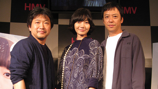 『空気人形』インストアイベントにて（左より）是枝裕和監督、ペ・ドゥナ、板尾創路