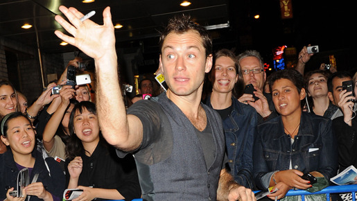 現在、ブロードウェイでの「ハムレット」の公演に参加しているジュード　-(C) Splash/AFLO