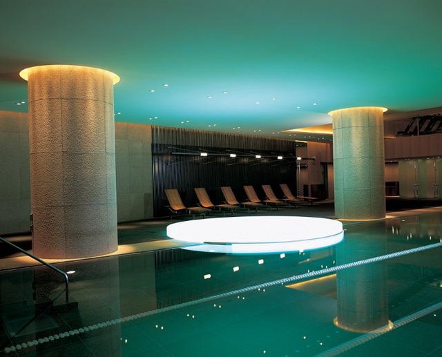 東京・六本木「グランド ハイアット 東京」の「Nagomiスパ アンド フィットネス」プールとジャグジー