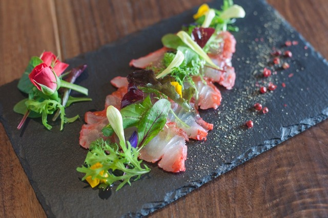 虎ノ門ヒルズ　フレンチ カフェ＆ワイン虎ノ門バール「桜鯛のカルパッチョローズヒップのマリネ」