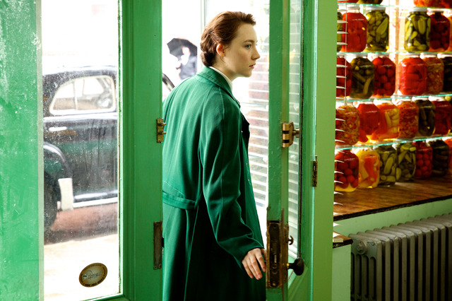 アイルランドカラーの緑コーデ『ブルックリン』　（C）2015 Twentieth Century Fox. All Rights Reserved.