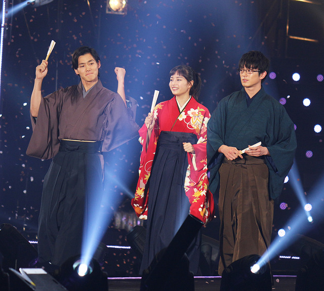 広瀬すず＆野村周平＆真剣佑『ちはやふる』-(C)TOKYO GIRLS COLLECTION　2016 S／S