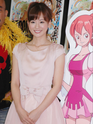 こちらも役柄そのままにかわいらしい衣裳で