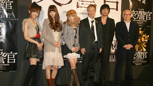 角川監督、美女と並び満面の笑み