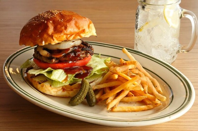 「KAKA’AKO DINING & CAFE」2号店　「キラウエアBBQバーガー」（1,180円）