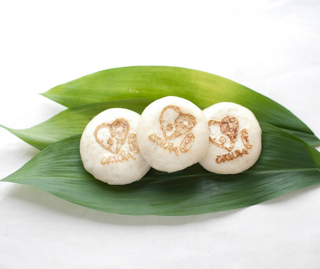 おやき各種（野沢菜・あんこ・各300円 角煮400円）