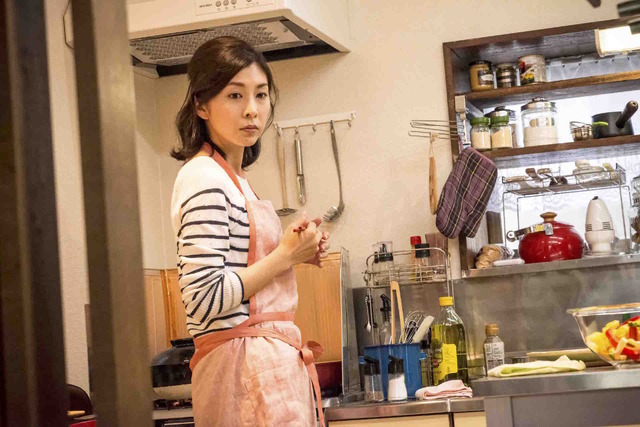 “祝・誕生日”西島秀俊＆竹内結子／『クリーピー』　-（C）2016「クリーピー」製作委員会