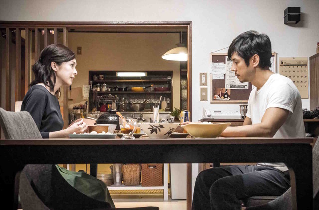 “祝・誕生日”西島秀俊＆竹内結子／『クリーピー』　-（C）2016「クリーピー」製作委員会