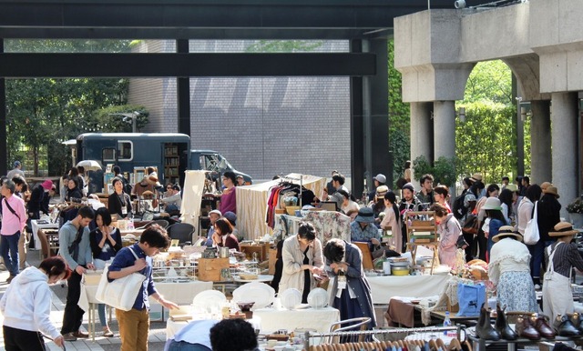 過去、アークヒルズ 蚤の市開催の様子