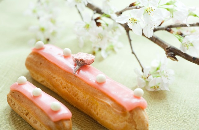 東京・虎ノ門「アンダーズ 東京」　「さくら エクレア」（スモール 216円、ラージ 530円）