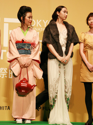 香椎由宇＆内田春菊（『掌の小説』）