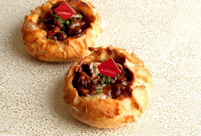 「とろけるビーフの赤ワイン煮込み」（432円）