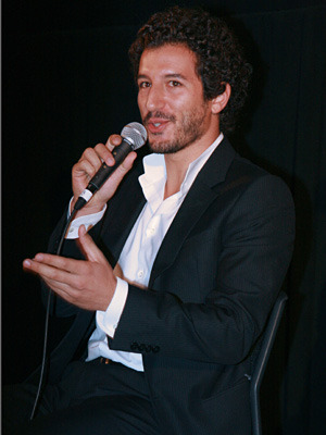 時代の経過による変化をフィジカルにも表現