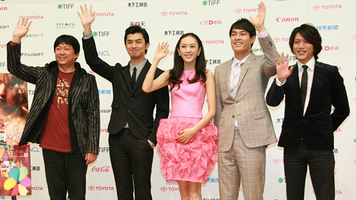 『台北に舞う雪』会見にて（左から）フォ・ジェンチイ監督、チェン・ボーリン、トン・ヤオ、トニー・ヤン、モー・ズーイー