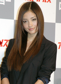 強引な質問にもクールに大人の対応