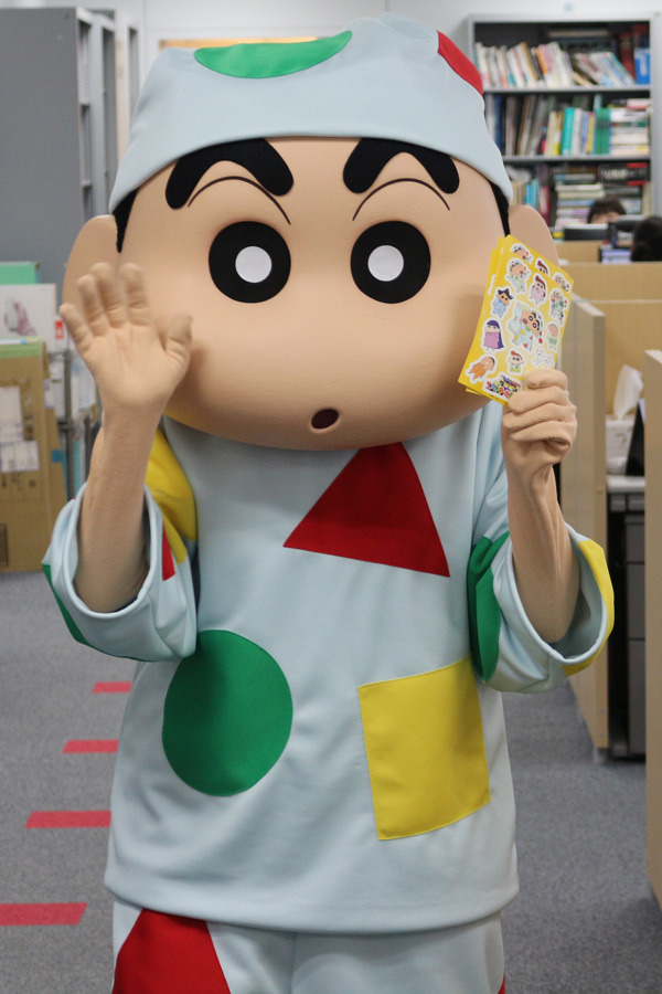 シネマカフェ編集部に訪れたしんちゃん