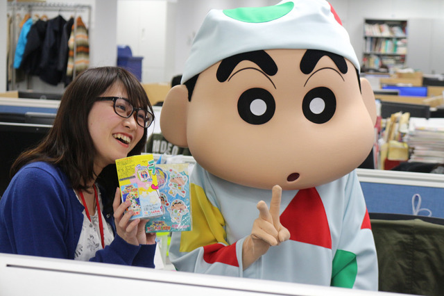 シネマカフェ編集部に訪れたしんちゃん