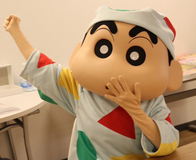 シネマカフェ編集部に訪れたしんちゃん