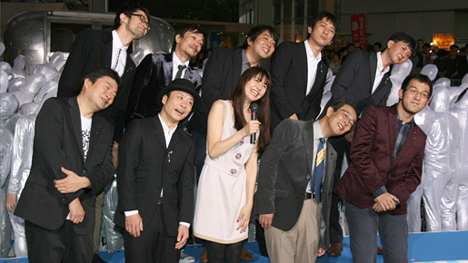 『曲がれ！スプーン』完成会見（前左から）本広克行監督、三宅弘城、長澤まさみ、志賀廣太郎、上田誠（後左から）川島潤哉、中川晴樹、諏訪雅、岩井秀人、辻修