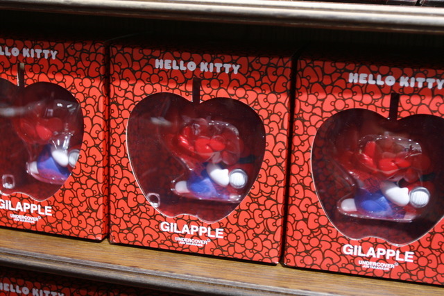 ギラップルを持ったリボンフェイスのハローキティ