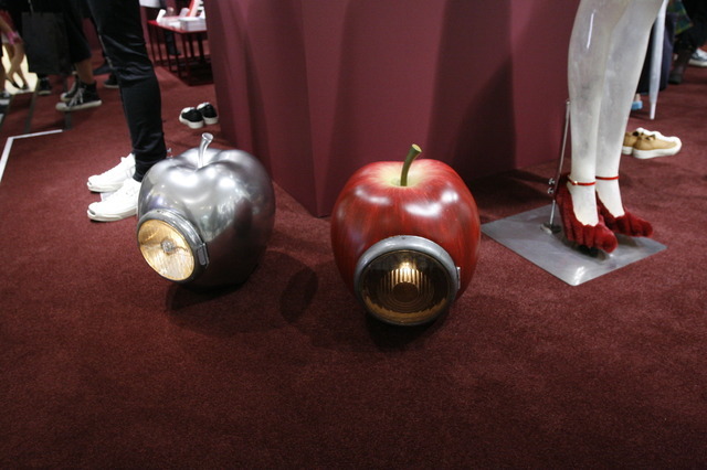 高橋盾がアトリエで使用している特大リンゴ型ライト