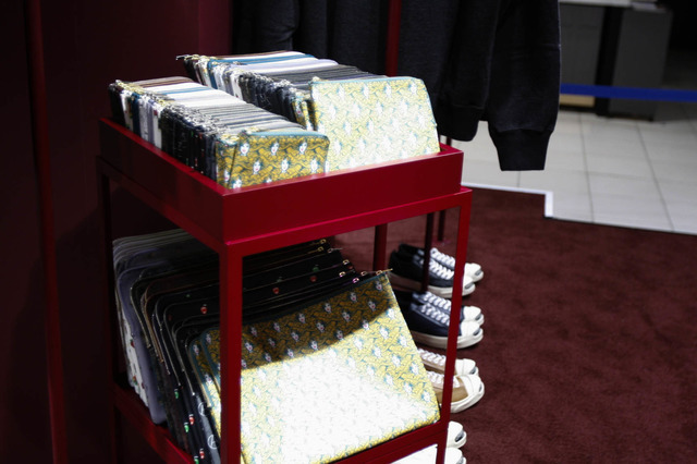 定番の総柄ポーチ