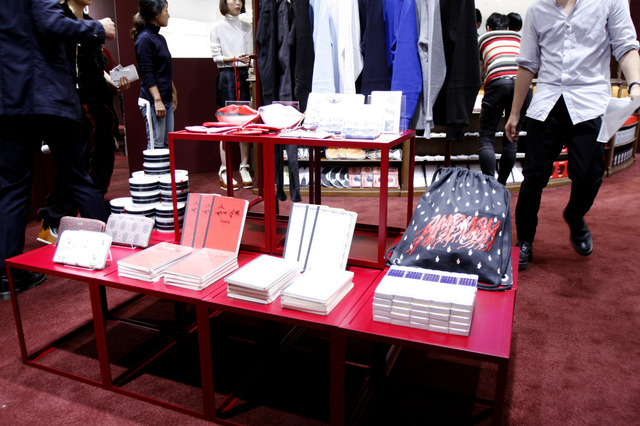 アンダーカバーオリジナルノートや「アンブッシュ」とコラボレーションしたキャンパスナップサックなど