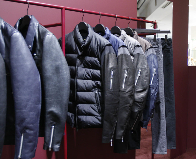 ウエアも数多く取り揃える