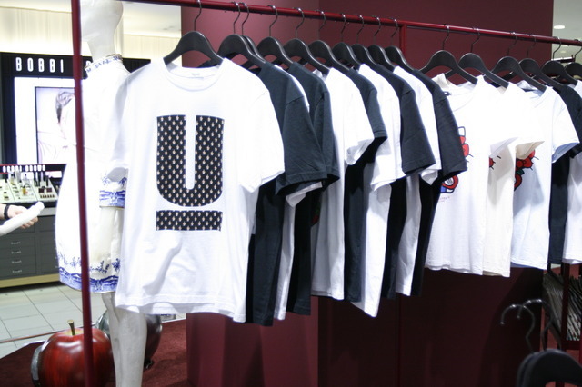 ベーシックウエアのグラフィックTシャツも揃う