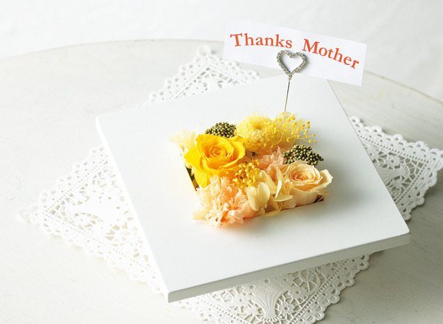 フラワーデザイナーの今野亮平によるフラワーアレンジワークショップを開催した