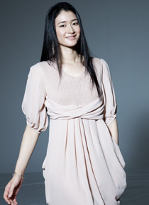 『わたし出すわ』　小雪　photo：HIRAROCK