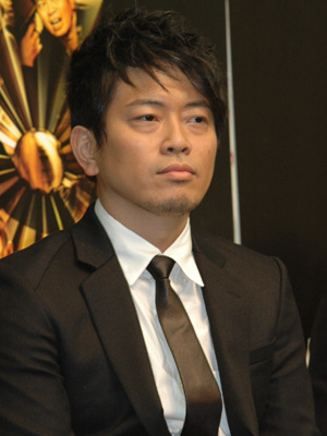 『笑う警官』公式会見