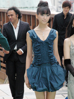 美脚を惜しみなく披露！