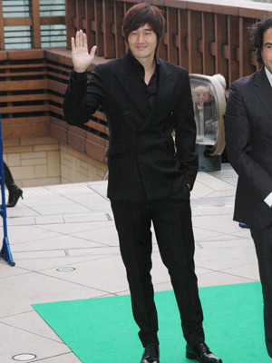 魅力的なスマイルでファンの声援に応える