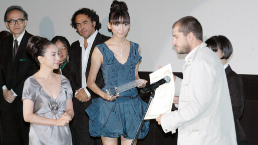 審査員の原田美枝子から賞状を渡されたカメン・カレフ監督