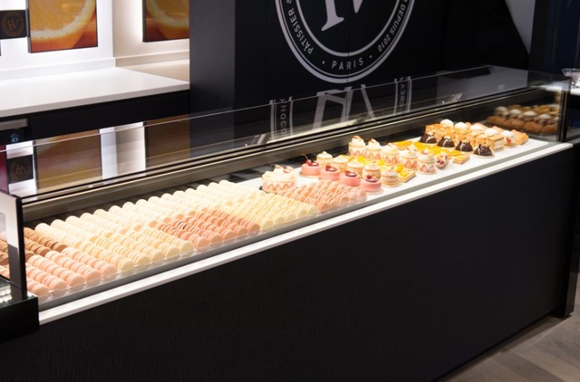 ユーゴ＆ヴィクトール表参道ヒルズ店　ショーケースの中にはパティスリーやマカロンなどのスイーツが並ぶ