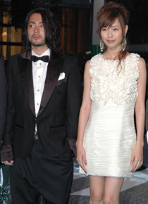 個性派スーツ＆白ワンピがうまく調和