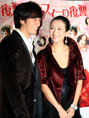 国境を越え、仲睦まじい様子のふたり