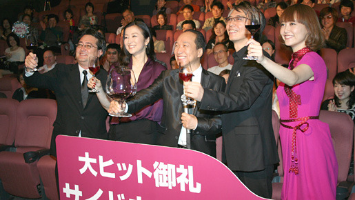 みんなで仲良くワインで乾杯！