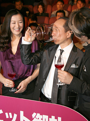 すっぽり顔もはまるほどの巨大グラス