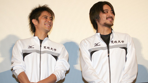 劇中では全く同じ髪型で登場