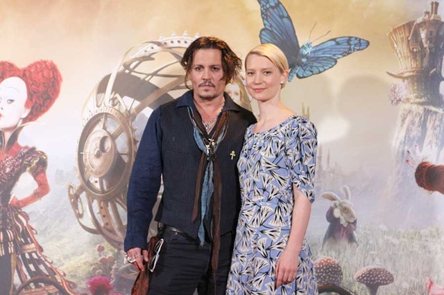 ジョニー・デップ＆ミア・ワシコウスカ『アリス・イン・ワンダーランド／時間の旅』記者会見@ロンドン
